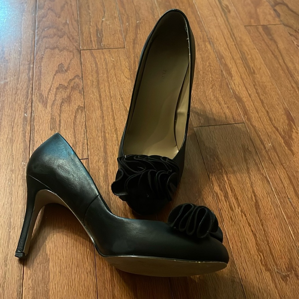 Black pumps
